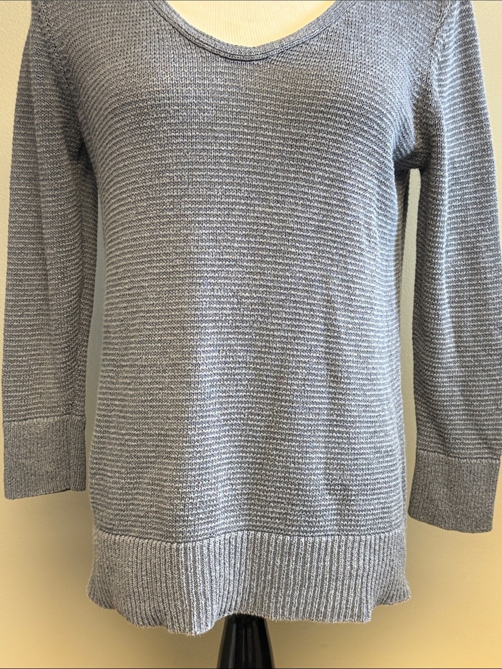 LOFT Light Gray Textured Knit Sweater Women's Medium 3/4 Sleeve Scoop Neck - Picture 3 of 6